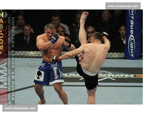 战警米尔科与猿人殊死对决揭示人类与兽性之间的终极较量